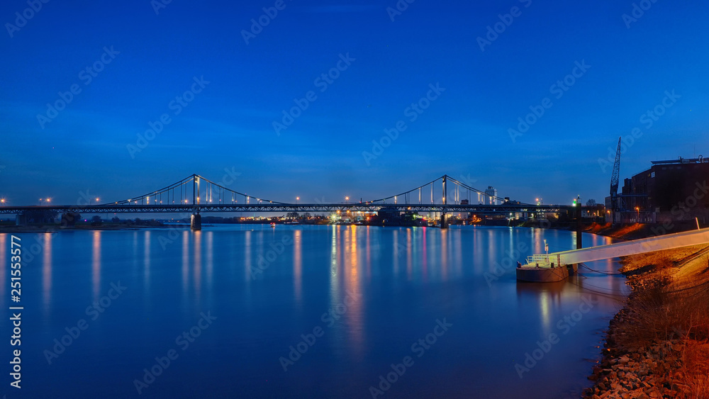 Brücke über den Rhein bei Krefeld