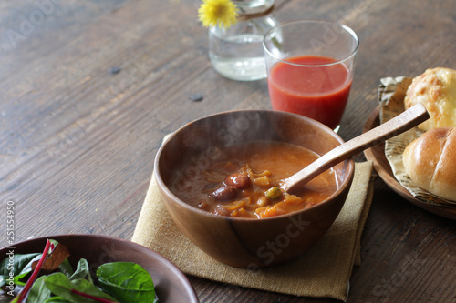 ナチュラルな木の上の野菜と豆のミネストローネのスープ