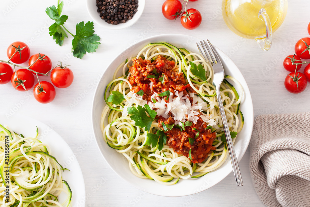 Φωτογραφία keto paleo zoodles bolognese: zucchini noodles with meat sauce and parmesan