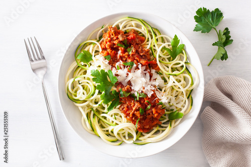 Foto keto paleo zoodles bolognese: zucchini noodles with meat sauce and parmesan
