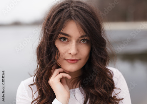 Foto Romantic gentle brunette looking at camera