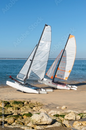 PYLA SUR MER (Bassin d'Arcachon, France), catamarans sur la plage