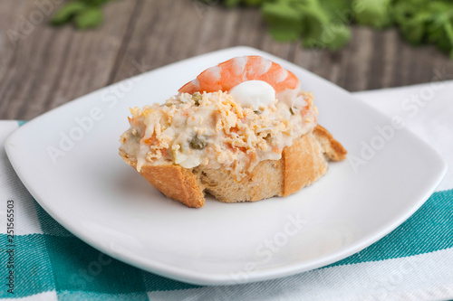 Wallpaper Mural Tapas de ensaladilla con mayonesa y gambas Torontodigital.ca