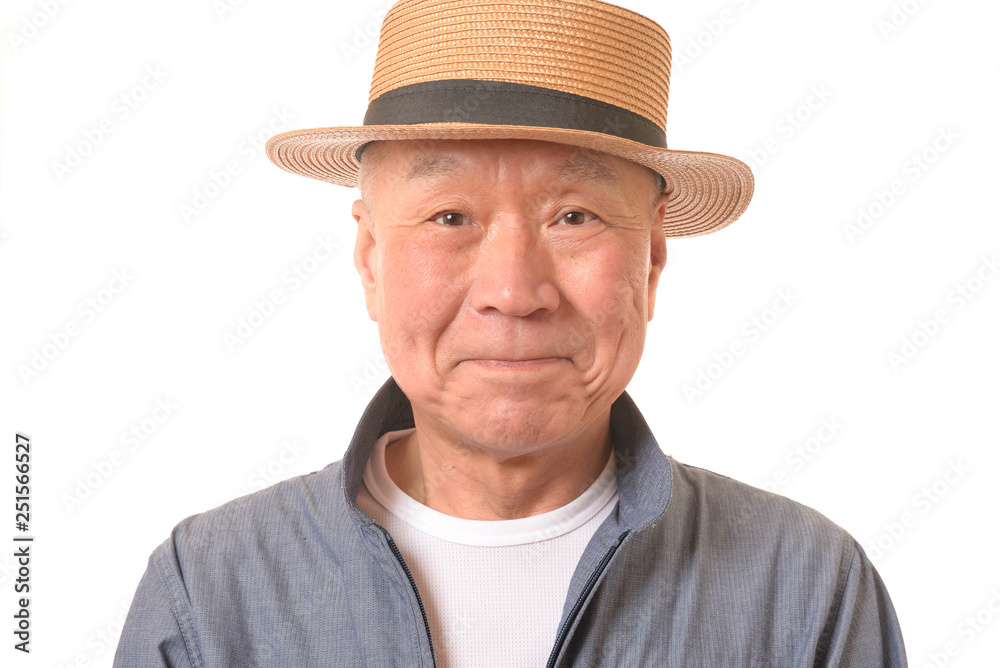 笑顔のシニアと麦わら帽子 笑顔のシニアと麦わら帽子