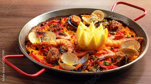 Paella valenciana de marisco
