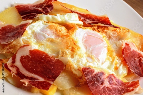 Huevos rotos con jamón y patatas
