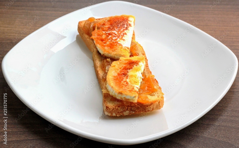Tosta rulo queso cabra con mermelada Tosta rulo queso cabra con mermelada