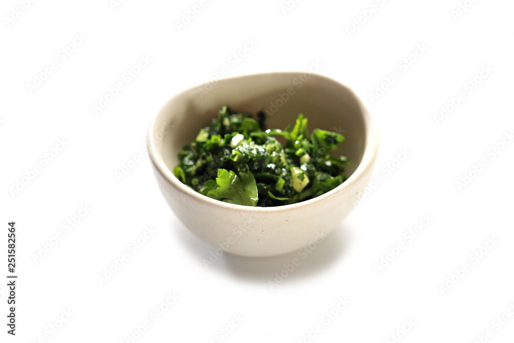 Sos bazyliowy, domowe pesto na białym tle. Sos bazyliowy, domowe pesto na białym tle.