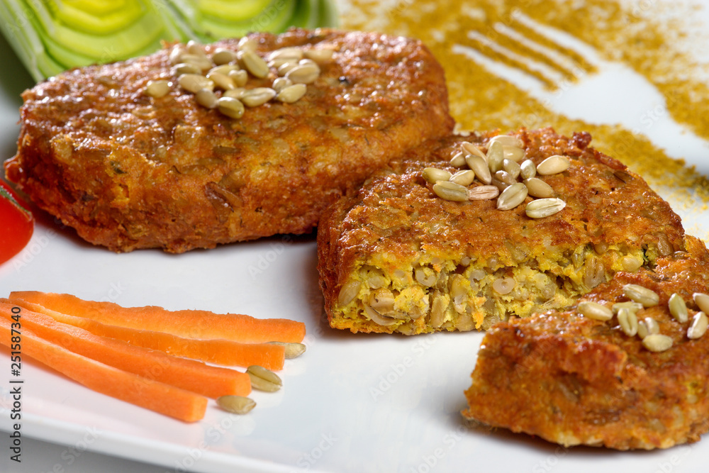 Veganer Bratling mit verschiedenen Körnern Veganer Bratling mit verschiedenen Körnern
