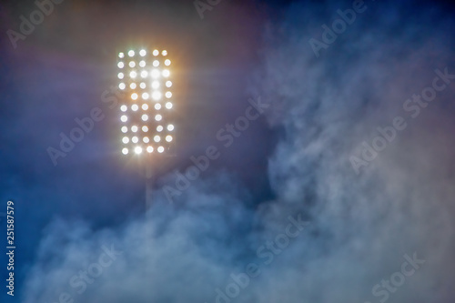 światła stadionowe i dym