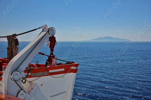 Scialuppa di salvataggio con l'isola d'Elba sullo sfondo, Mar Mediterraneo