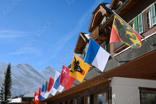 Kantonsfahnen der Schweiz an einem Hotel, Mürren, Berneroberland, Schweiz