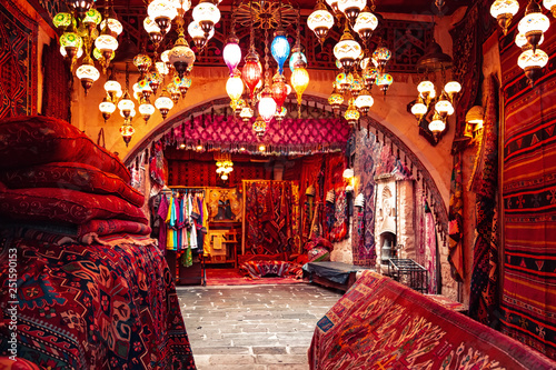 Tradycyjne tureckie ręcznie robione dywany w sklepie z pamiątkami.