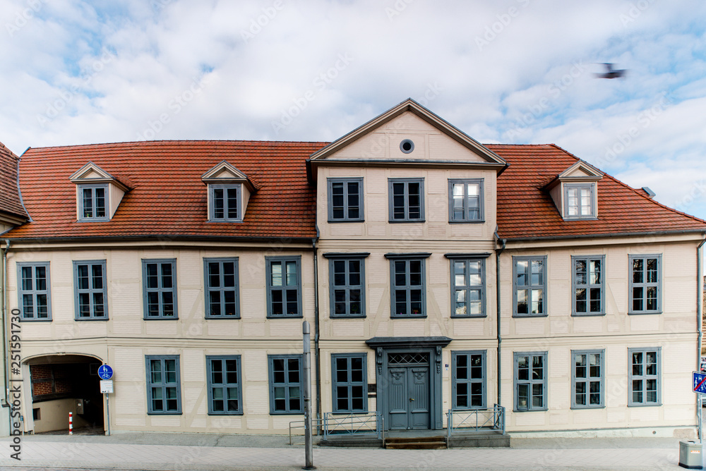 Ein historisches Regierungsgebäude in der Schweriner Schlosstrasse