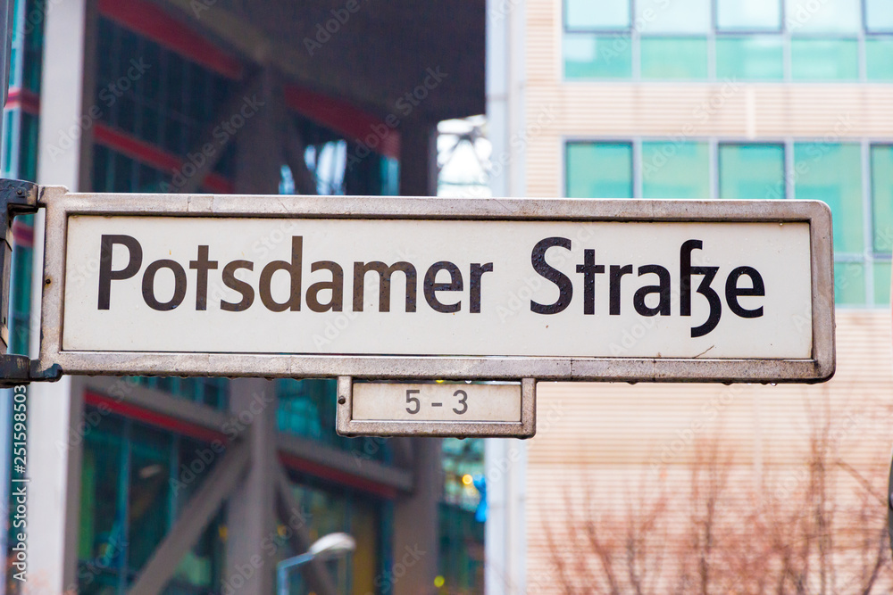Obraz premium Berlin, Niemcy. Znak drogowy na Potzdamer Strasse (ulica Potzdam)