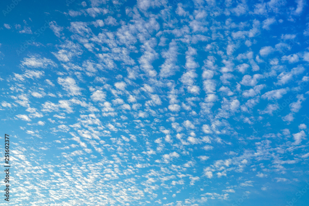 Blauer Himmel mit weißen Wolken Blauer Himmel mit weißen Wolken
