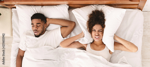 Foto Tired and annoyed woman of her boyfriend snoring