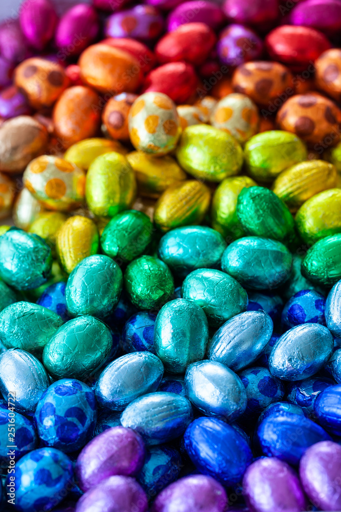 Bunte Schokoladeneier in Farbverlauf Bunte Schokoladeneier in Farbverlauf