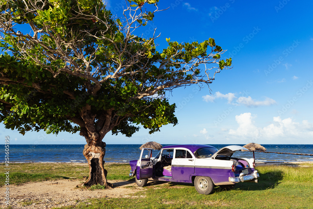 Blau weisser amerikanischer Oldtimer parkt am Strand in Varadero in Cuba - Serie Kuba Reportage