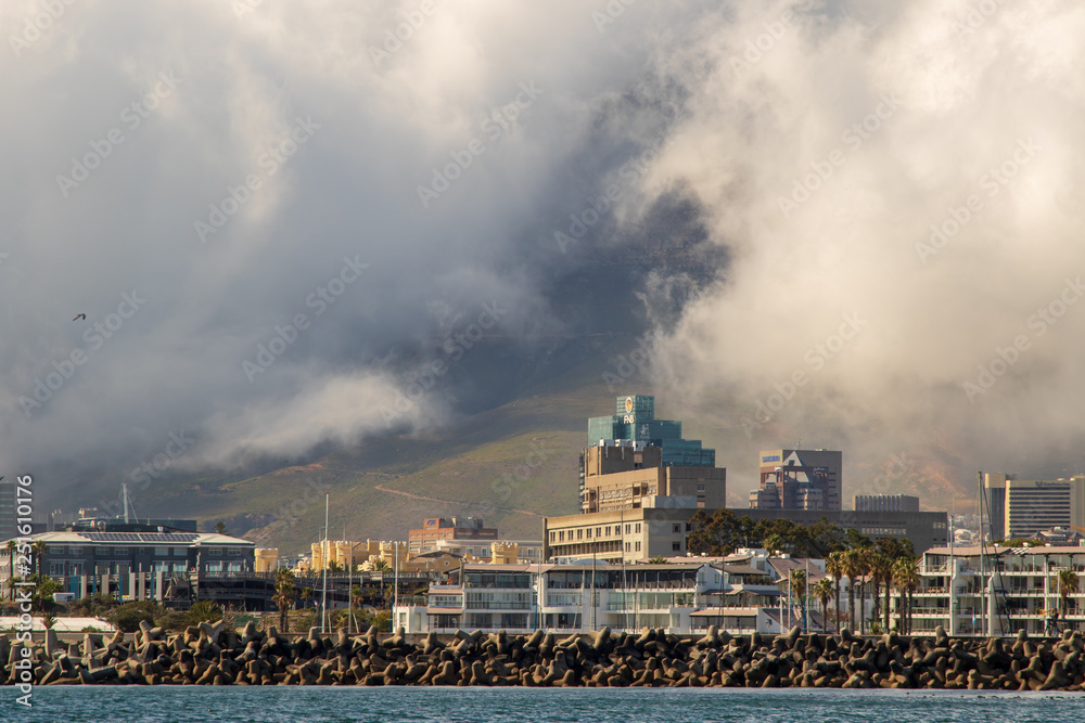von Wolken bedeckte Stadt, Skyline von Kapstadt