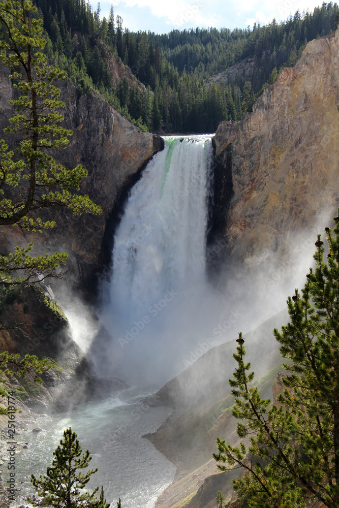 Yellowstone - Canyon Waterfall