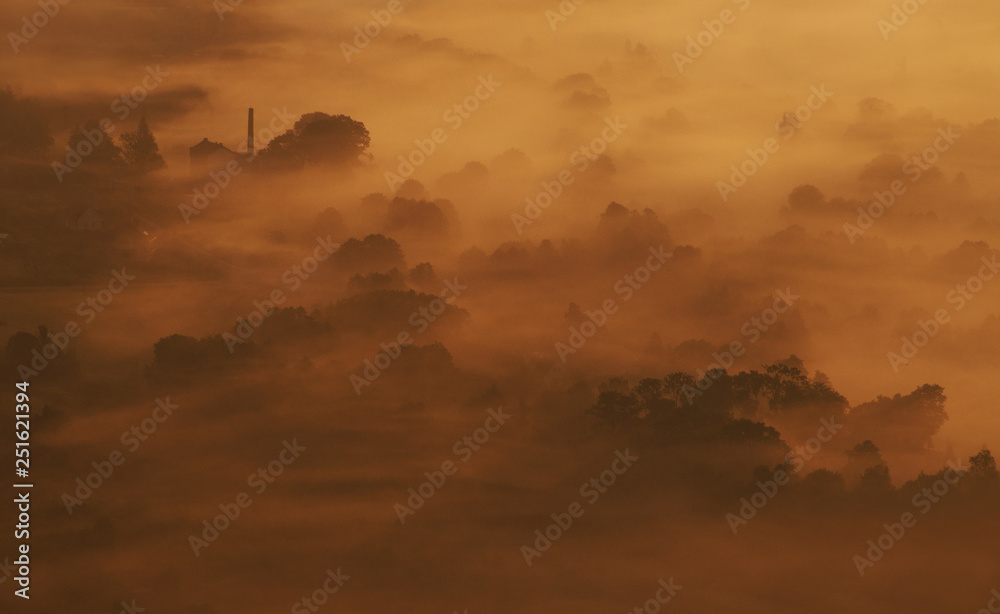 Obraz premium Gold sunrise in mountains