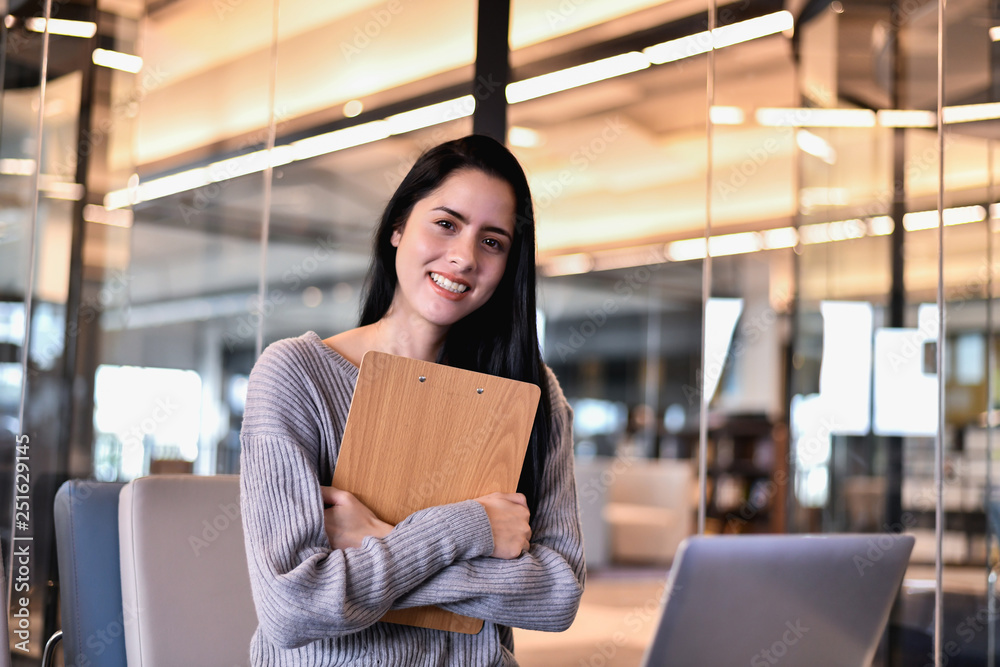 Business Concept. Beautiful businessmen are working in the office. Beautiful businesswomen dressed in casual wear to work on holidays. Business Concept. Beautiful businessmen are working in the office. Beautiful businesswomen dressed in casual wear to work on holidays.