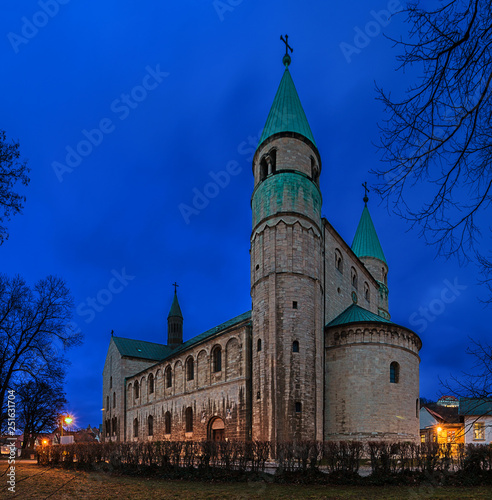 Obraz na płótnie Stiftskirche Gernrode zur blauen Stunde w salonie