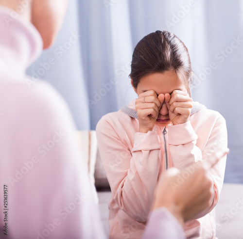 Obraz na płótnie Mother reprimands her daughter