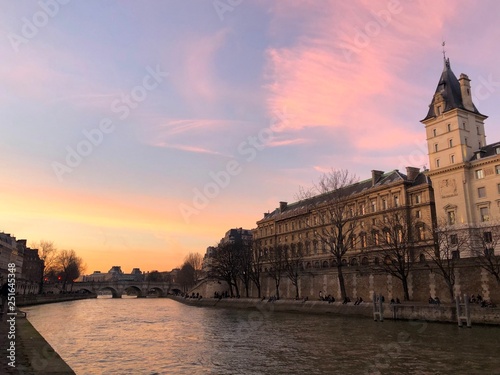 Senna e cielo rosa, Parigi, Francia
