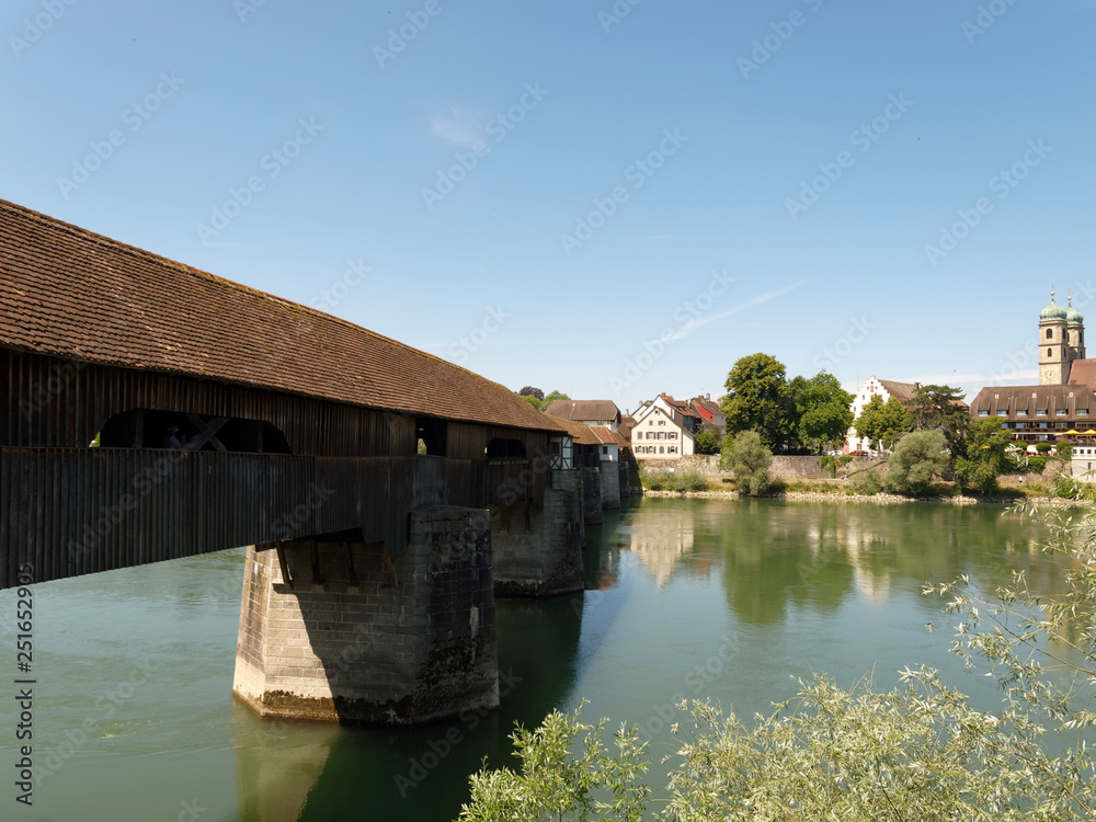 Bad Säckingen. Die längste gedeckte Holzbrücke Europas richtung Stein in Schweiz vom rheinallee aus gesehen