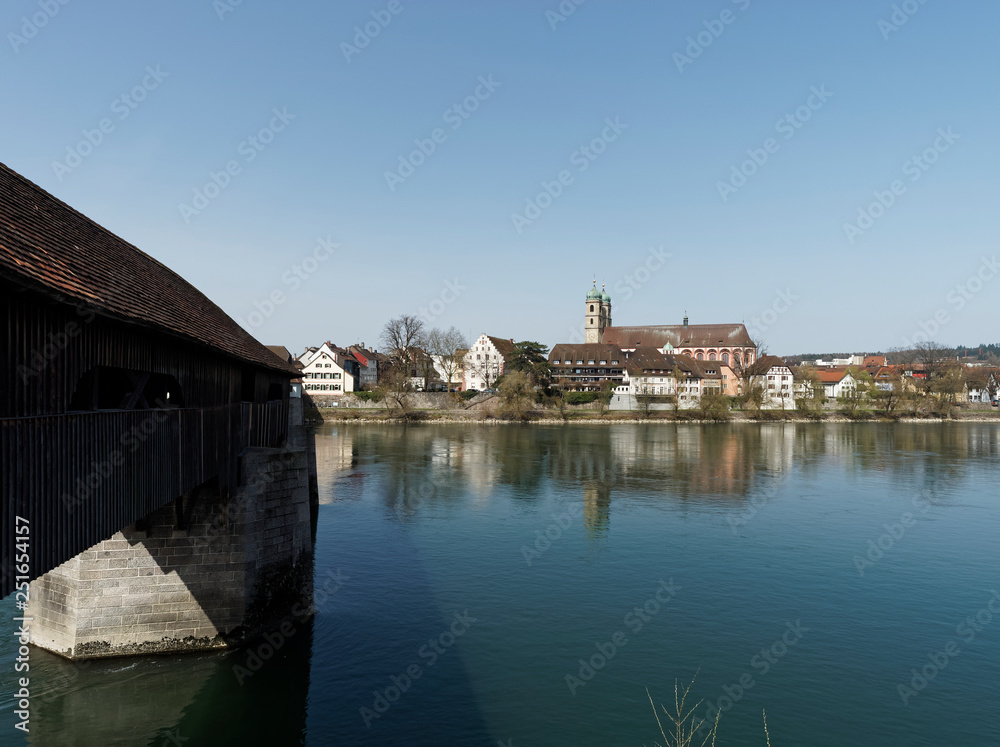 Bad Säckingen. Blick auf die längste gedeckte Holzbrücke Europas, Fridolinsmünster vom Schweizer Ufer aus gesehen