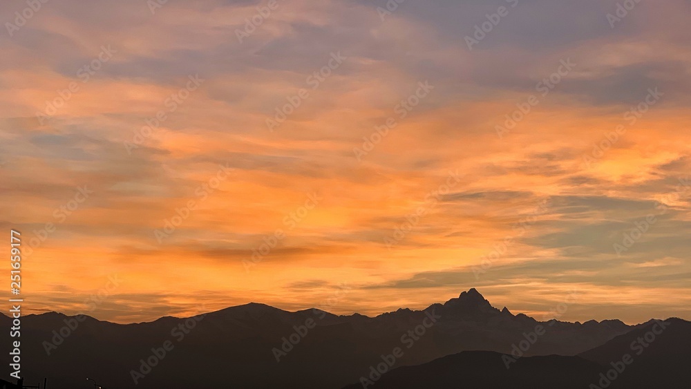 tramonto sul Monviso, cima delle Alpi Cozie in Piemonte