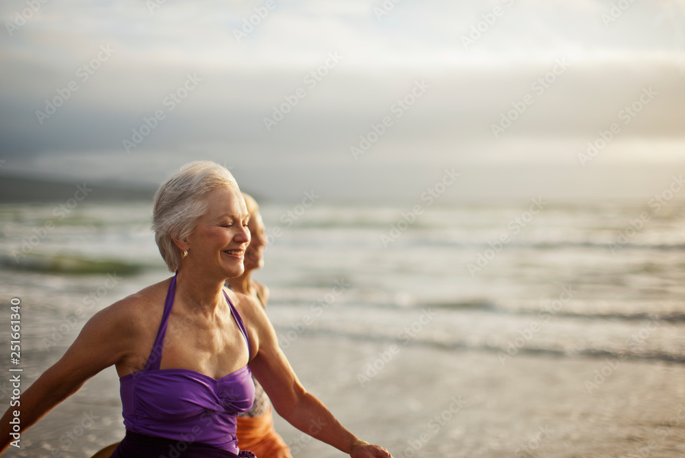 © Erickson Stock - Smiling mature women enjoying beach © Erickson Stock - Smiling mature women enjoying beach