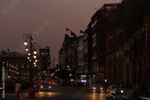 Centro histórico, plaza en las calles de México, paseo nocturno, atardecer. © Apolinar