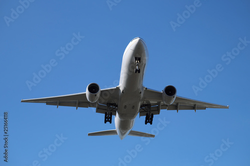 Zweistrahliges Flugzeug und blauer Himmel - Stockfoto