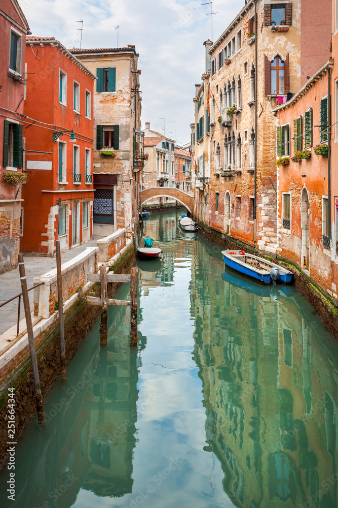 Obraz premium Canal and historic buildings in Venice, Italy