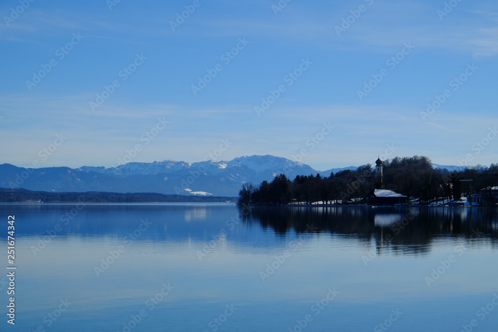 Blick über den Starnberger See nach Bernried und auf die Alpen