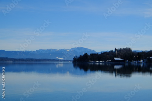 Blick über den Starnberger See nach Bernried und auf die Alpen