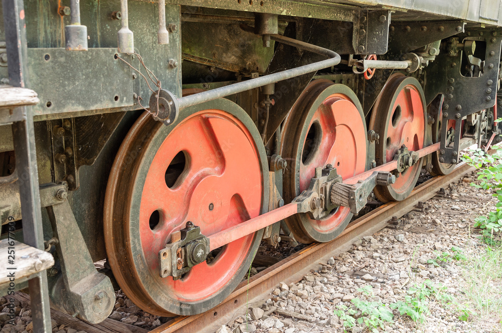 Räder von Dampflokomotive seitlich im Detail