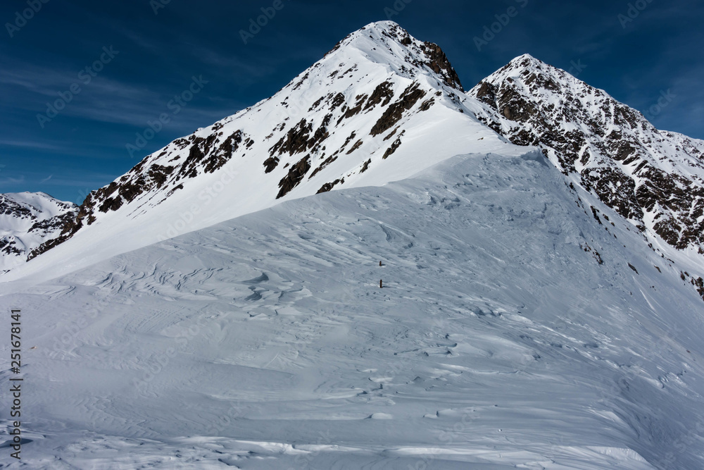 Schneebedeckter Berggipfel in Osttirol