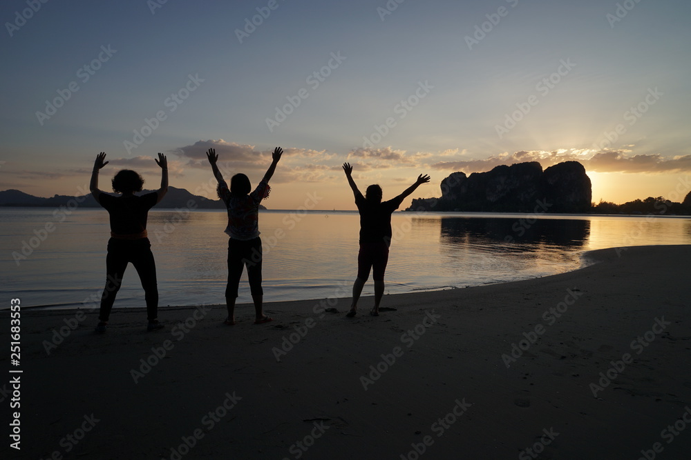 Fototapeta premium silhouette of people on the beach
