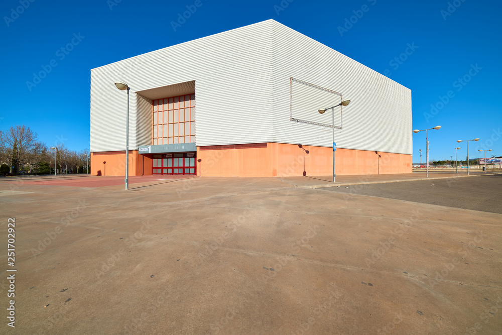 Colorida Vista del Exterior del Pabellón de Deportes Quijote Arena, Sede del Equipo del Balonmano Ciudad Real, Castilla La Mancha, España