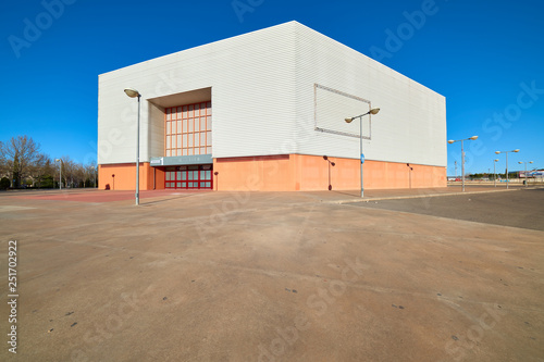 Colorida Vista del Exterior del Pabellón de Deportes Quijote Arena, Sede del Equipo del Balonmano Ciudad Real, Castilla La Mancha, España © Juanje Pérez