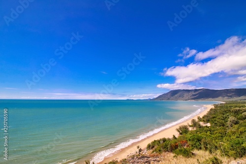 Fototapeta Naklejka Na Ścianę i Meble -  Beautiful seascape from Rex Lookout in Wangetti, Queensland, Australia.