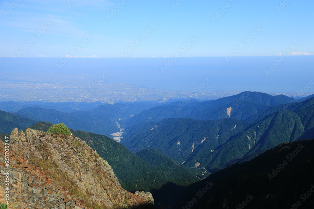 剣岳　山頂への道　早月尾根と富山市遠景