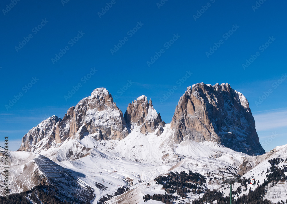 Sassolungo innevato. Paesaggio delle Dolomiti in inverno viste dalla Val di Fassa