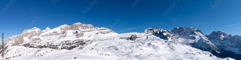 Panorama Dolomiti di Brenta, Madonna di campiglio paesaggio innevato visto dalle piste da sci