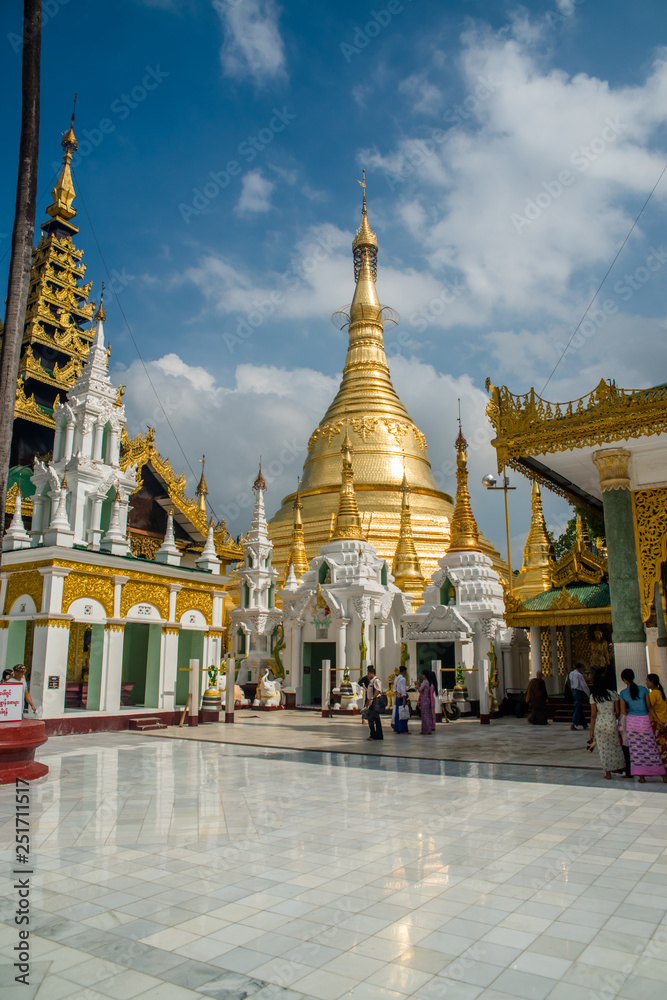 Fototapeta premium Templo Shwedagon Pagoda em Yangon, Myanmar.
