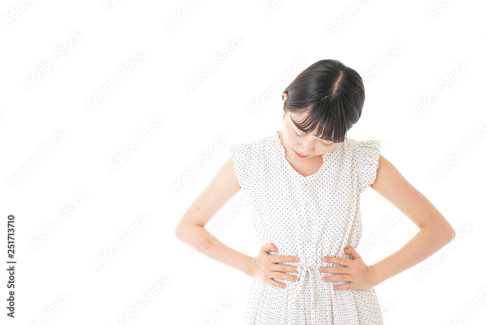 腹痛に苦しむ若い女性 腹痛に苦しむ若い女性